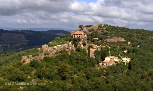 Evenos vue du ciel dans "Des Racines et Des Ailes"